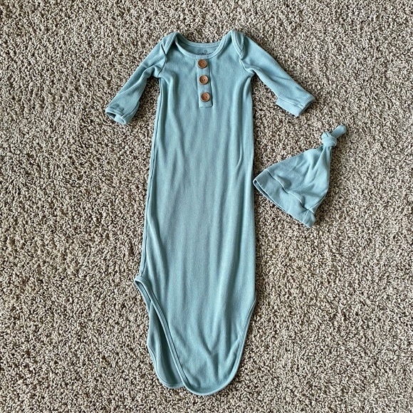 (SOLD) Caden Lane maternity robe and matching knotted gown and hat - Picture 4 of 4